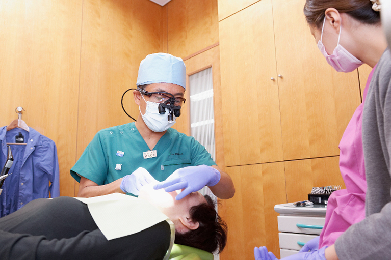 拡大鏡を用いて正確に行う「根っこ治療」